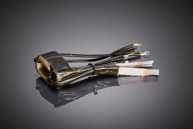 Flat-designed high-frequency transformer with profiled HF litz wires, designed for high currents and a particularly low construction profile.