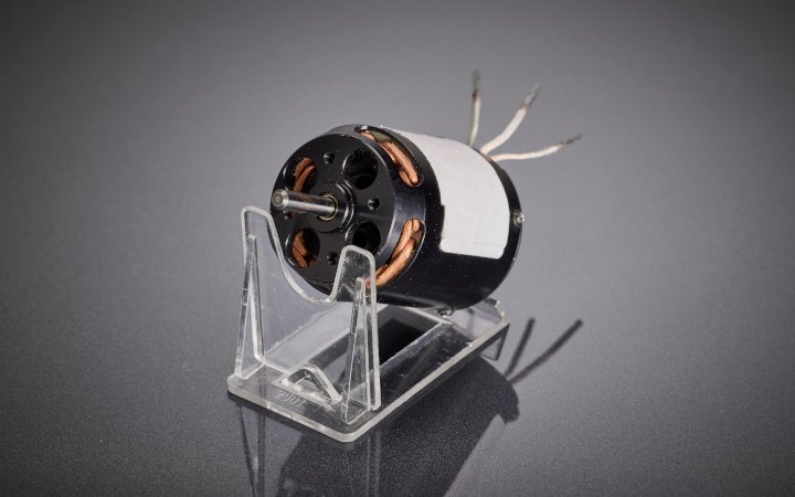 Elektromotor für Luft- und Raumfahrt mit HF-Litzenwicklung im Gehäuse