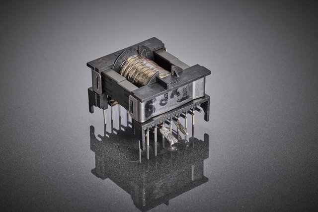 The prototype transformer with RUPALIT litz wire forms the basis for simulation-based series of tests and serves as a reference component for the validation of new winding concepts in the laboratory environment.