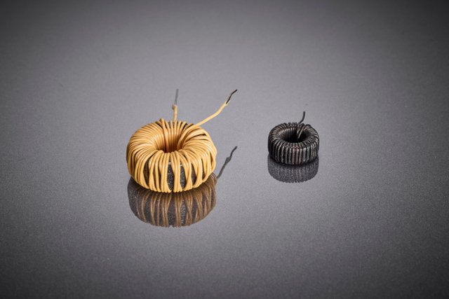 Ringkerntransformatoren unterschiedlicher Größe für Anwendungen in erneuerbaren Energiesystemen