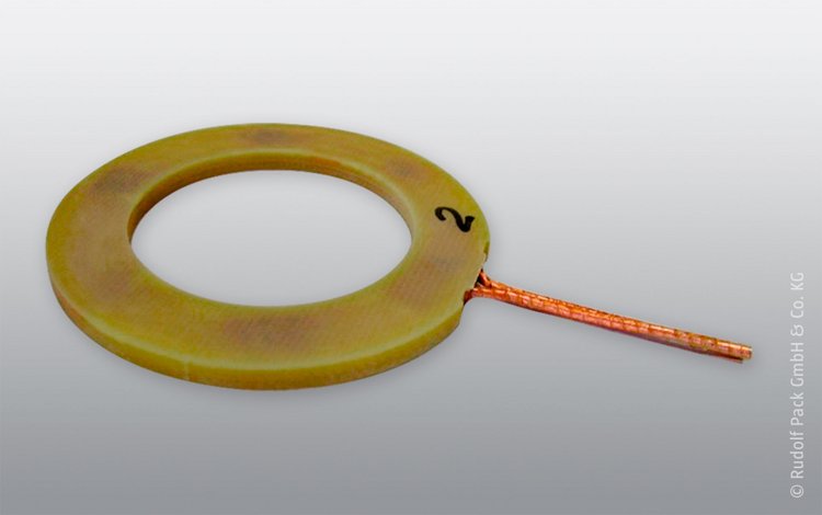 Ringförmige Leiterplatte mit zentraler Öffnung und seitlich angeschlossener Kupferlitze.