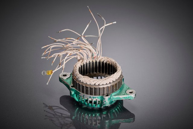 The winding design is specifically matched to operation with variable-frequency drives and reduces inverter-related losses in the interplay between power electronics and the motor.