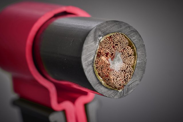 The HF-optimized litz wire construction with extremely fine individual wires specifically reduces skin and proximity losses and supports uniform current distribution with high efficiency and mechanical robustness in AGV use.