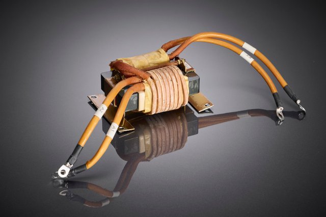 The optimized litz wire winding enables uniform current distribution at very high currents and forms the basis for compact, efficient transformers in safety-critical railway power applications.