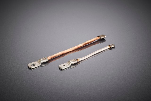 Comparison of assembled HF litz wires for different current ranges – from flexible high-current versions to more compact variants. The adapted connection technology ensures homogeneous, resilient, and low-loss contacting across the entire cross-section.