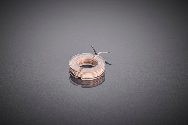 Compact toroidal coil made of fine copper litz wire for use in inductive proximity switches. The precise winding enables reliable detection, high repeatability, and stable electrical properties with limited installation space.