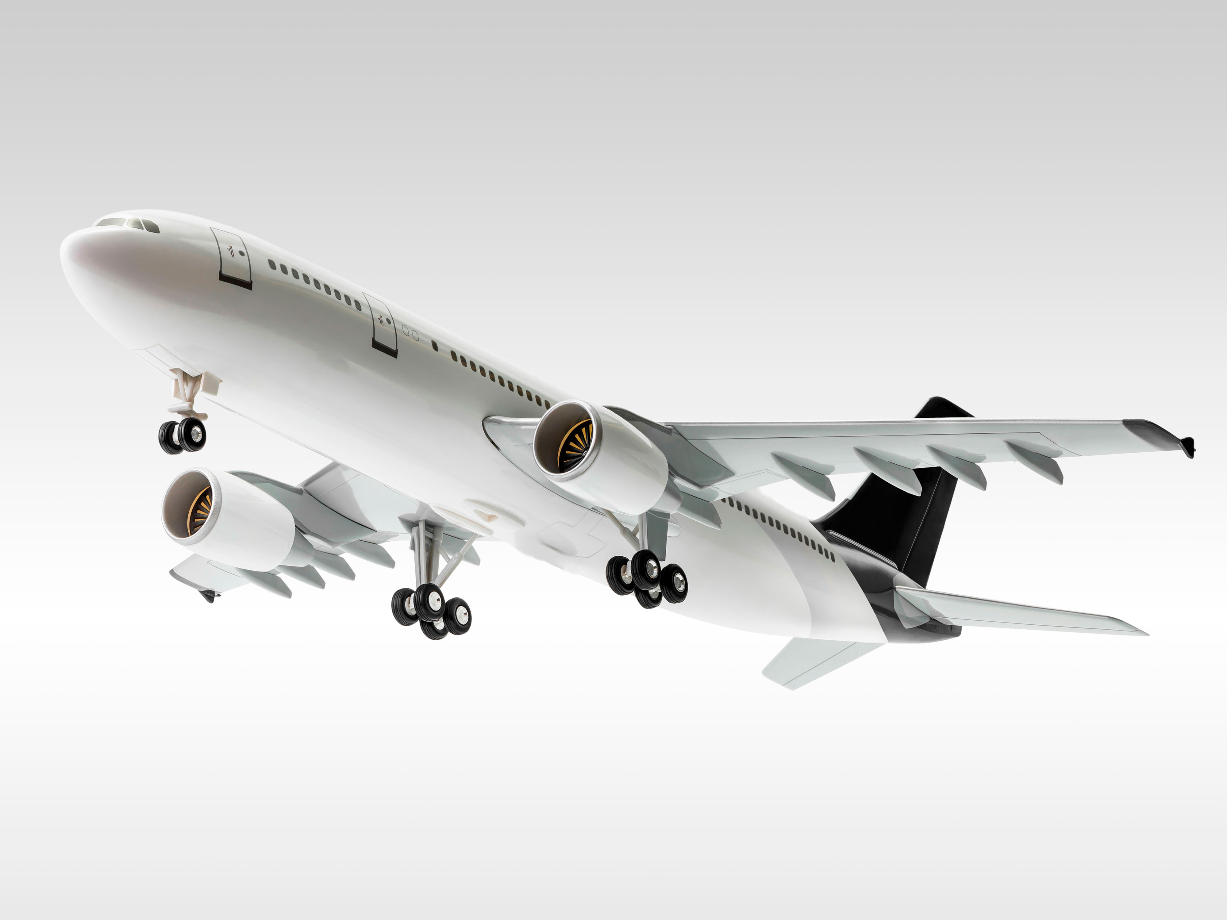 Passagierflugzeug mit ausgefahrenem Fahrwerk im Flug