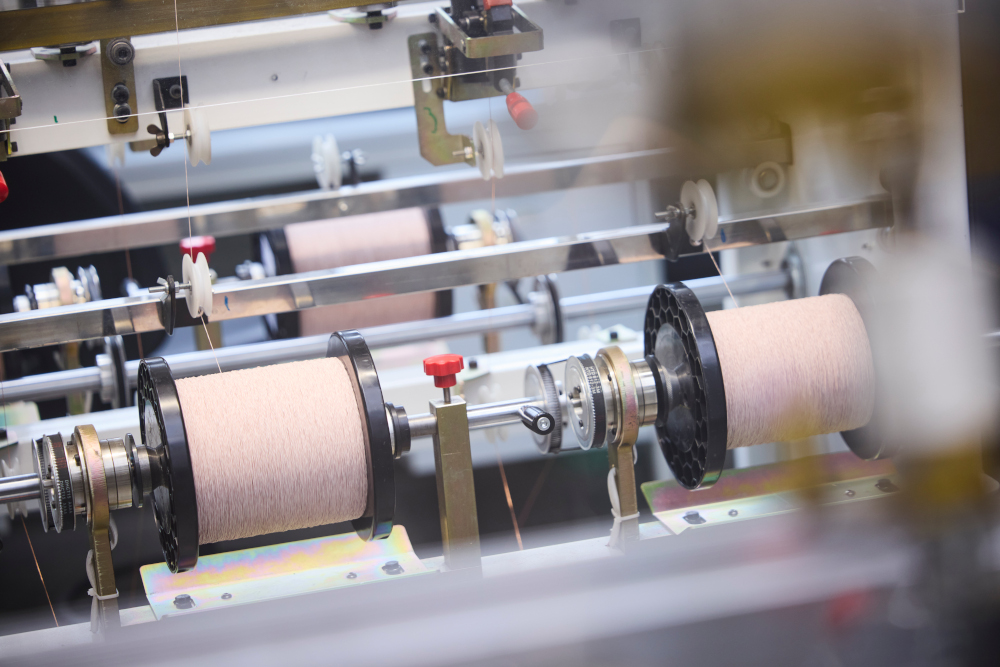 Umspinnmaschine in der Produktion von HF-Litzen mit Textilumspinnung