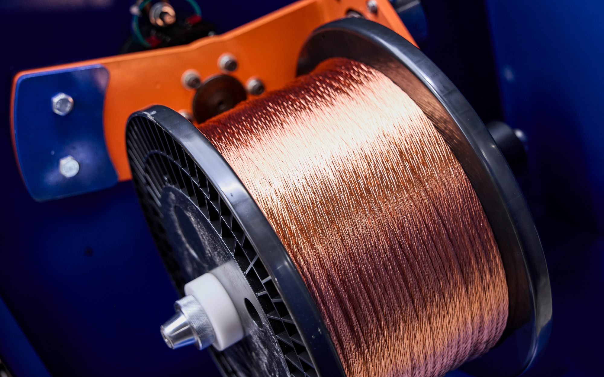 HF litz wire on a specially adapted machine spool for exactly defined delivery lengths. The coordinated spool configuration enables precise processing in the winding process and significantly reduces material-related residual quantities.