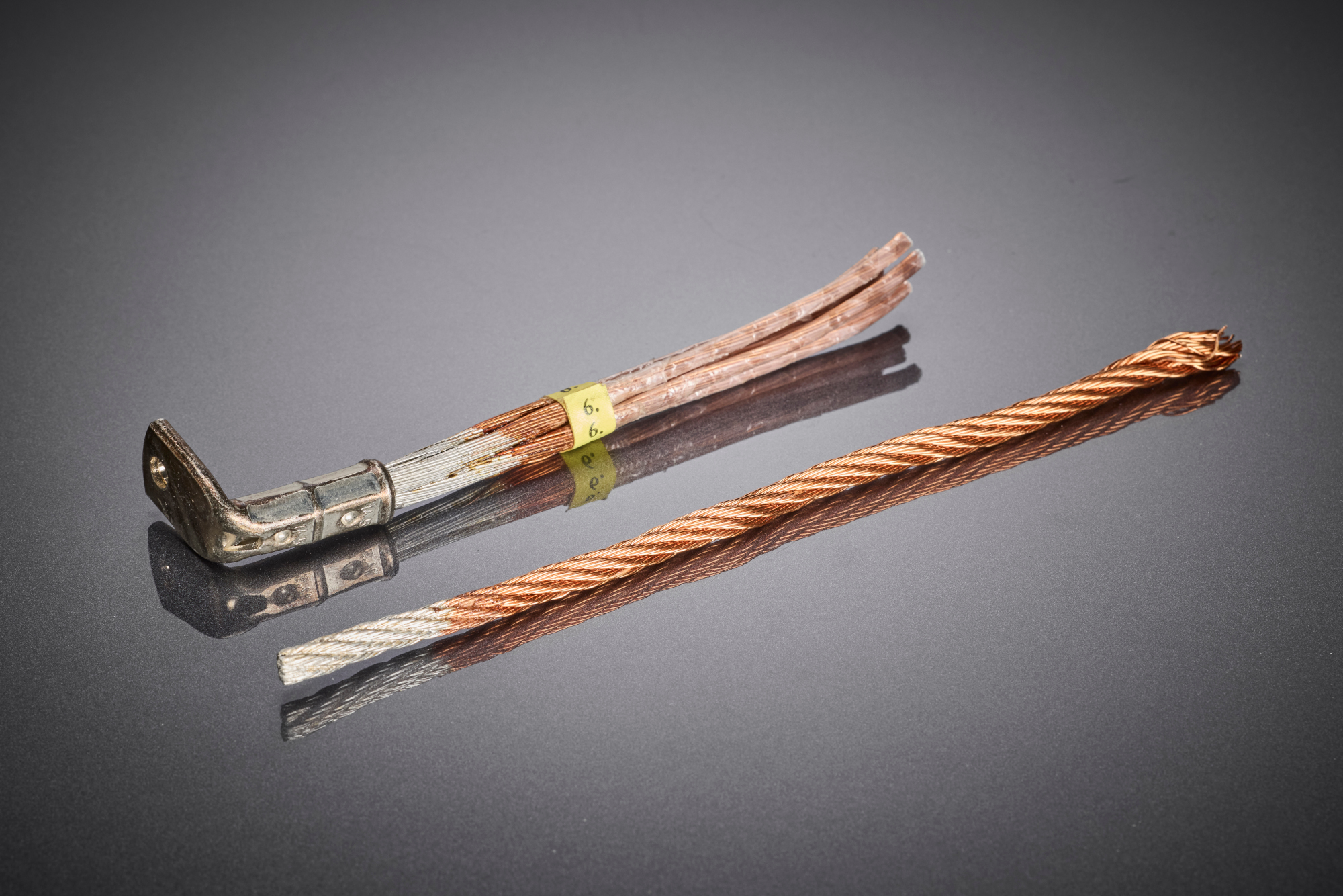 Comparison of different contacting designs of a RUPALIT HF litz wire – from the exposed litz wire cross-section to the integrated connection solution. The precise processing of all single strands forms the basis for a low-loss and permanently stable electrical connection.
