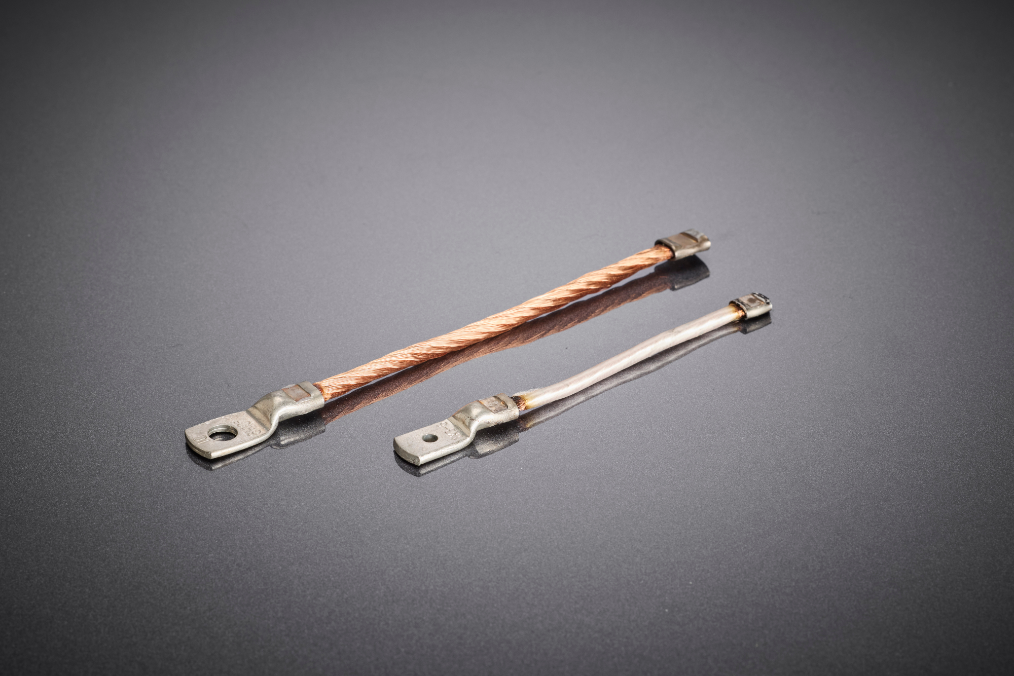 Comparison of assembled HF litz wires for different current ranges – from flexible high-current versions to more compact variants. The adapted connection technology ensures homogeneous, resilient, and low-loss contacting across the entire cross-section.