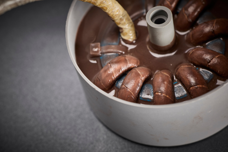 The encapsulated winding with HF litz wire is designed for automotive requirements and ensures an insulation and protection concept for high switching frequencies, thermal stability, and mechanical resilience.