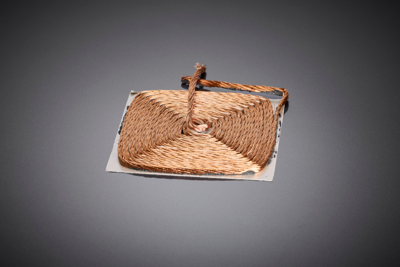 The HF coil designed for the inductive charging system forms the basis for low-loss energy transfer according to SAE J2954 and is designed for high charging power as well as robust underbody integration in the vehicle.