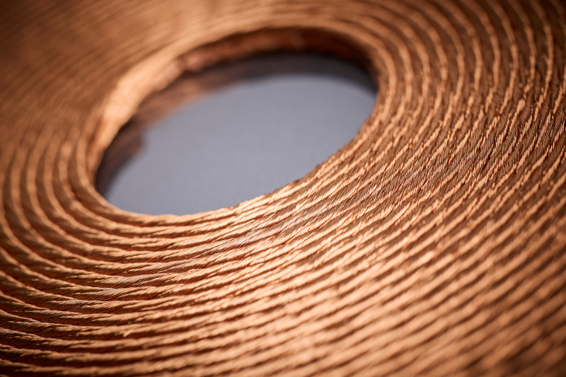 The finely structured HF litz wire enables tight bending radii and stable winding geometries, helping to specifically reduce thermal loads and electromagnetic losses in Qi2 charging systems.