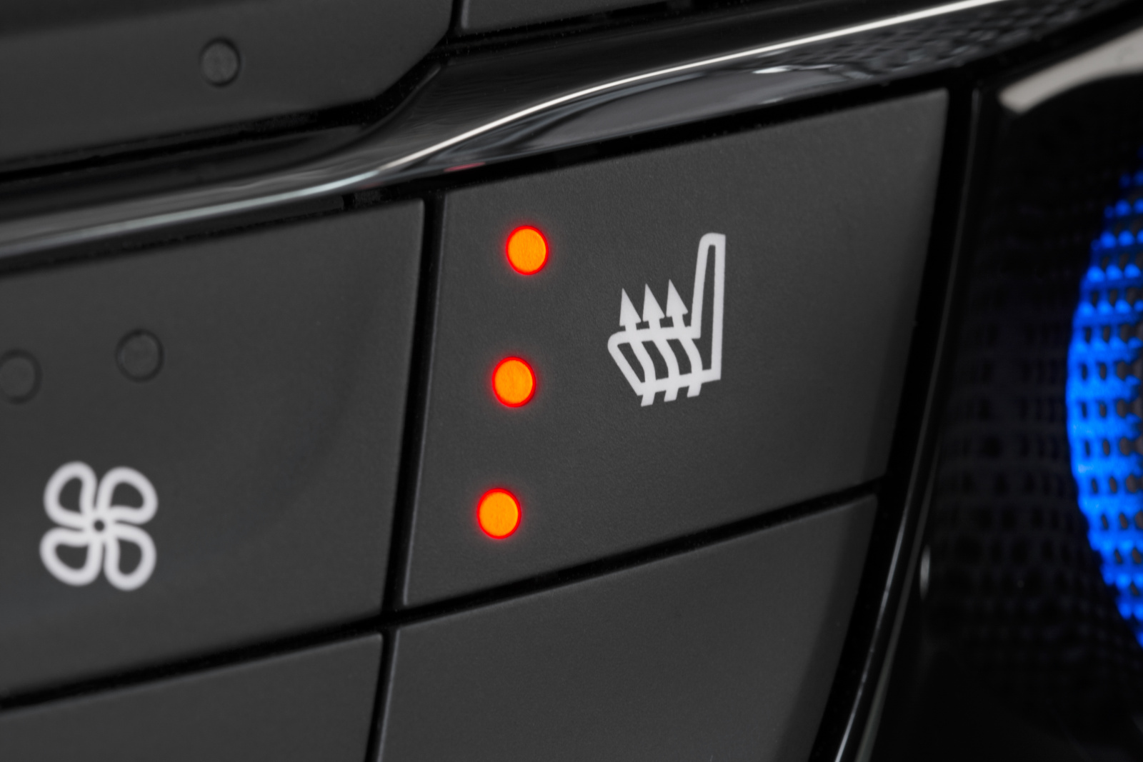 Aktivierte Sitzheizung im Fahrzeuginnenraum mit Bedienelement