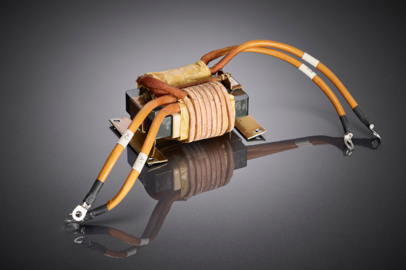 The optimized litz wire winding enables uniform current distribution at very high currents and forms the basis for compact, efficient transformers in safety-critical railway power applications.