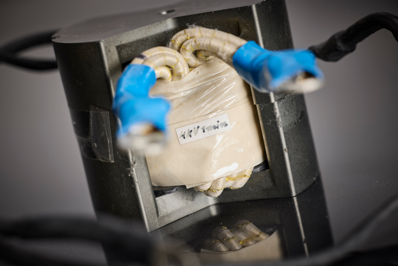 The detail illustrates the low-partial-discharge insulation concept of the winding with HF litz wire and additional mechanical fixation, designed for decades of operation in the auxiliary power supply of rail vehicles.