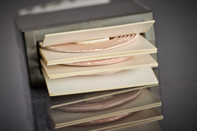 The defined layer structure of the profiled HF litz wire contributes to a uniform load on the winding and supports a thermally stable and reproducible design in series production.