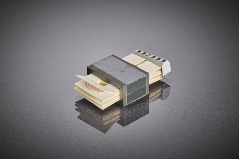 The profiled HF litz winding is designed for stable layer guidance and consistent quality in automated winding processes and supports efficient series production in renewable energy applications.