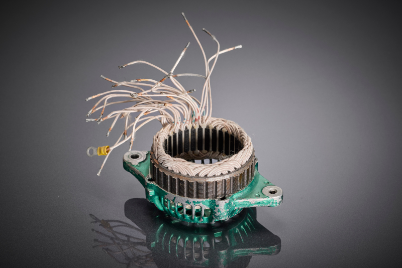 The winding design is specifically matched to operation with variable-frequency drives and reduces inverter-related losses in the interplay between power electronics and the motor.