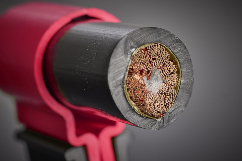 The HF-optimized litz wire construction with extremely fine individual wires specifically reduces skin and proximity losses and supports uniform current distribution with high efficiency and mechanical robustness in AGV use.