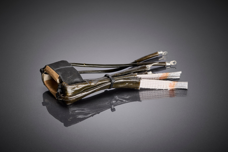 Flat-designed high-frequency transformer with profiled HF litz wires, designed for high currents and a particularly low construction profile.