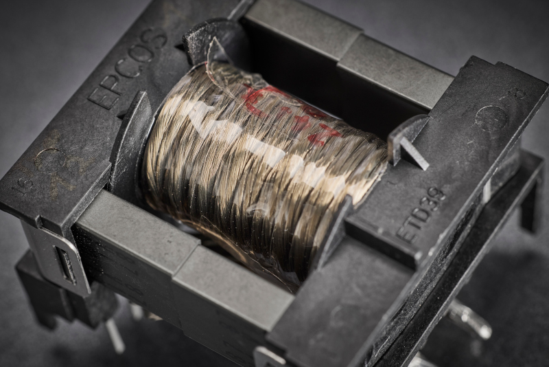 The experimental winding design shows the focus on low-loss conductor routing and reproducible geometries, as they are crucial for iterative prototype developments in research and teaching.