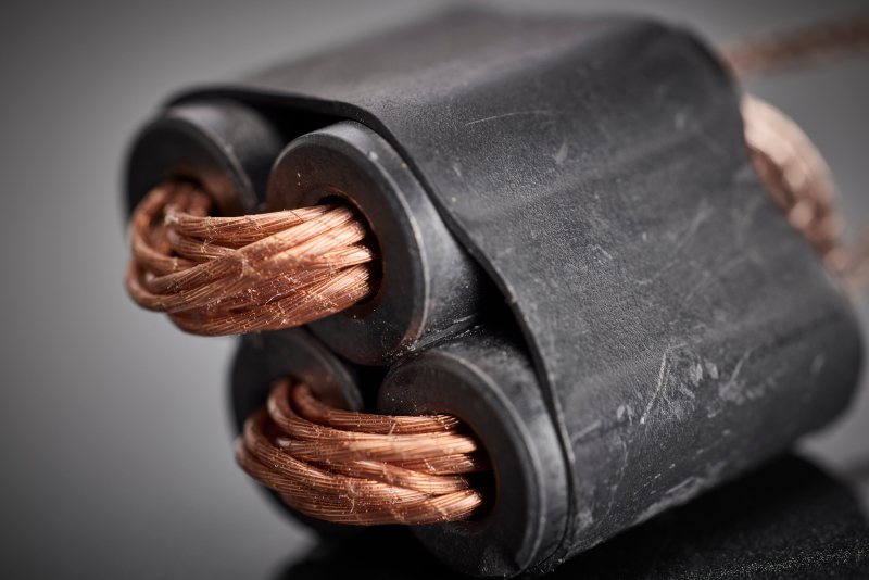 The multi-insulated HF litz wire with dense bundling and precise routing through the ferrite core underscores the robust insulation and EMC concept for highly reliable military systems.